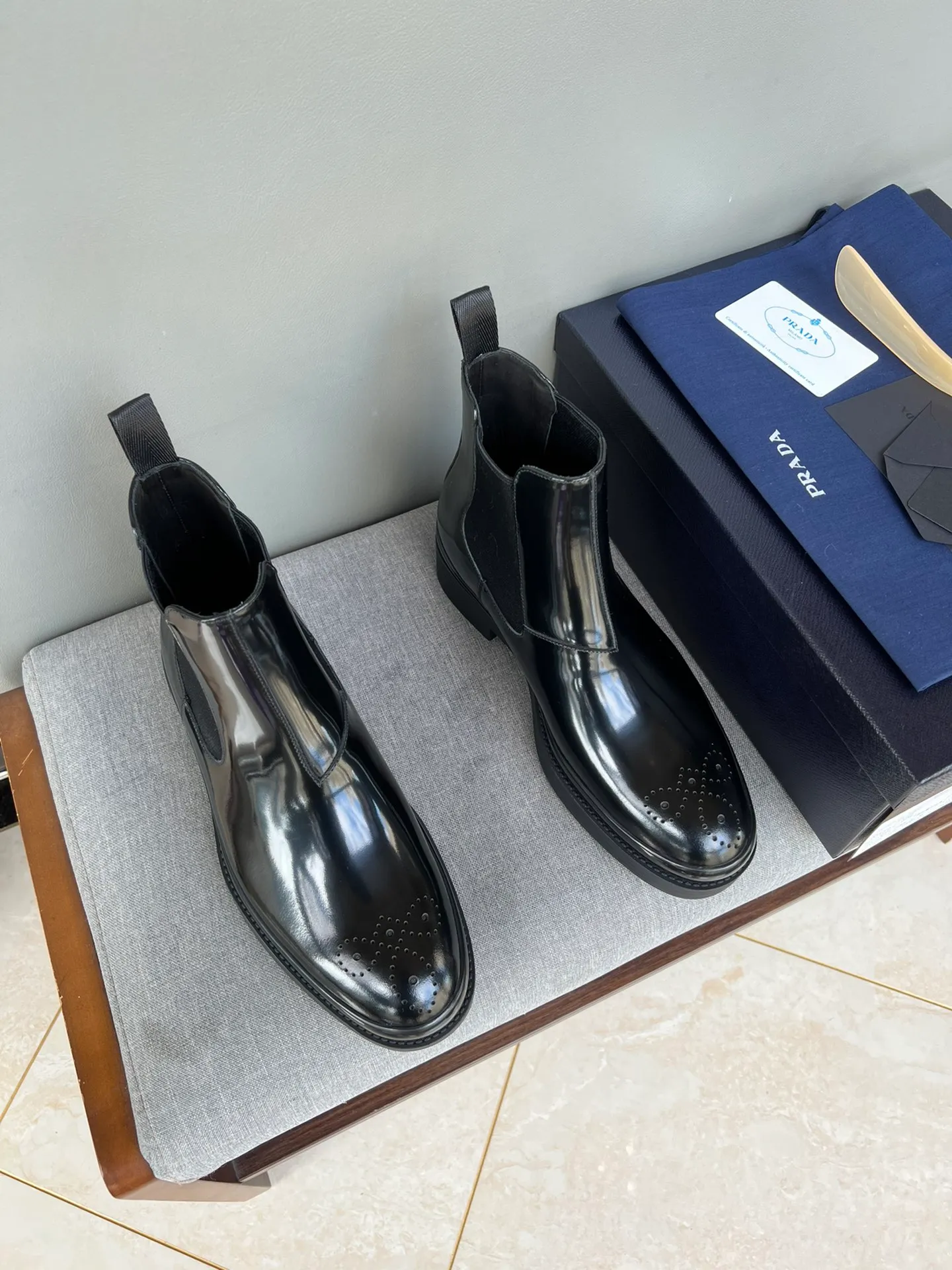 Batch of 1000💰Exclusive hot-selling new Prada Chelsea thick-soled men's shoes, naked boots, imported calf leather on the surface, cow leather on the lining, the outsole is made of private model TPU material, the frosted effect is consistent with the original version, 39-44 in stock (38, 45 custom-made, non-refundable)